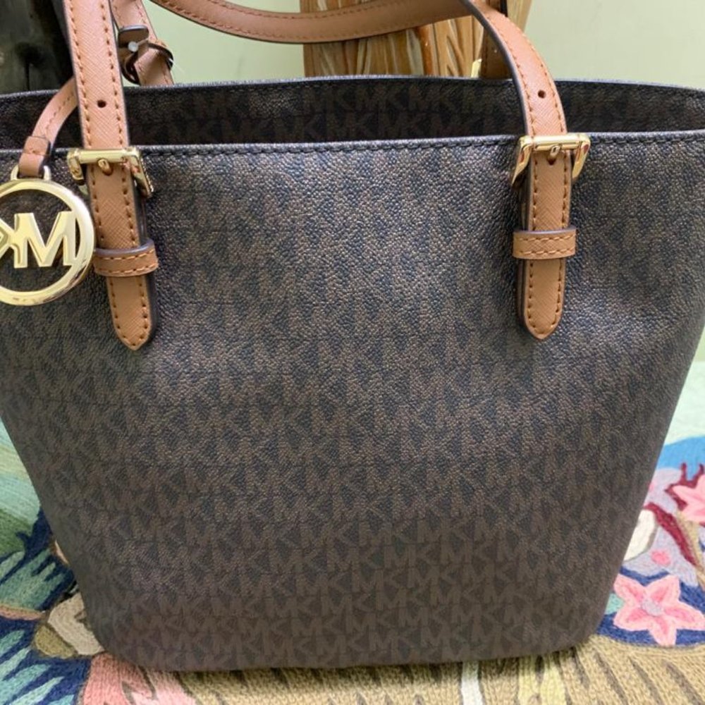 Authentic Michael Kors Jet Set Medium Pocket Tote - Picture 3 of 16